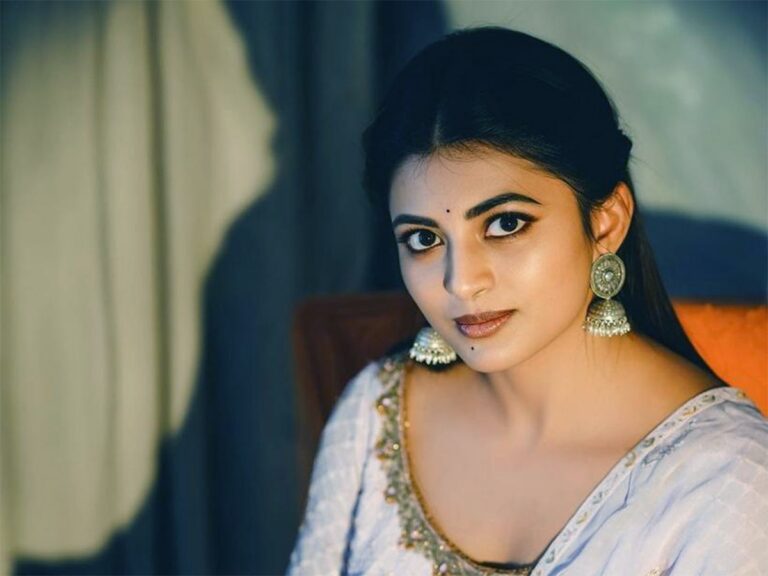 ఇండస్ట్రీలో రాజకీయాలు ఎక్కువ.. కన్నీళ్లు పెట్టుకున్న తెలుగు హీరోయిన్ 